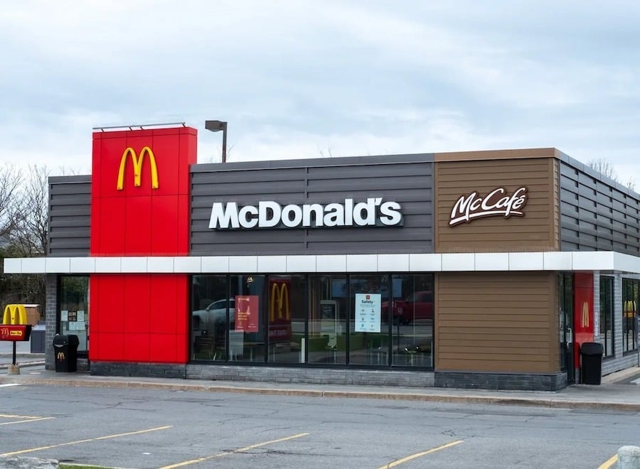 Biểu tượng logo nổi tiếng hình mái vòm của McDonald’s (ảnh: Eat This Not That).
