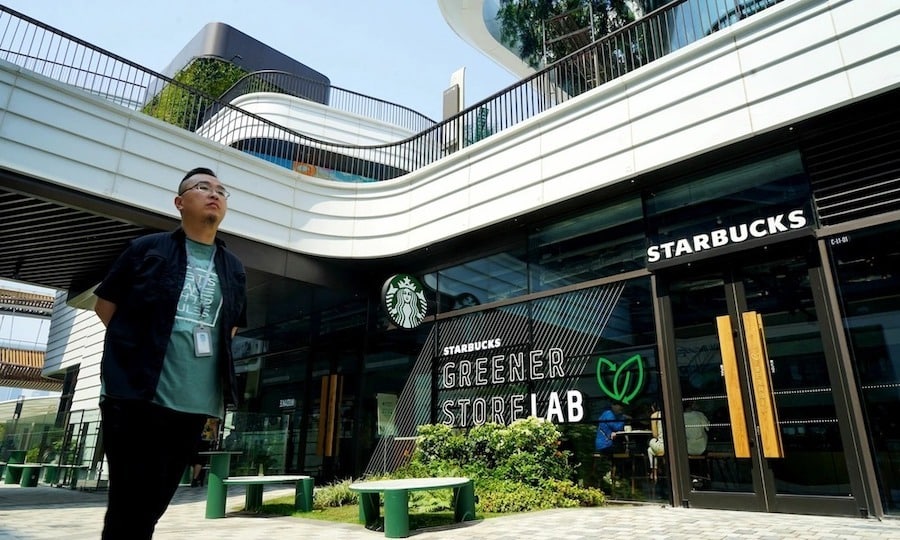 Logo nổi tiếng mỹ nhân ngư bên ngoài một cửa hàng Starbucks (ảnh: Global Times).